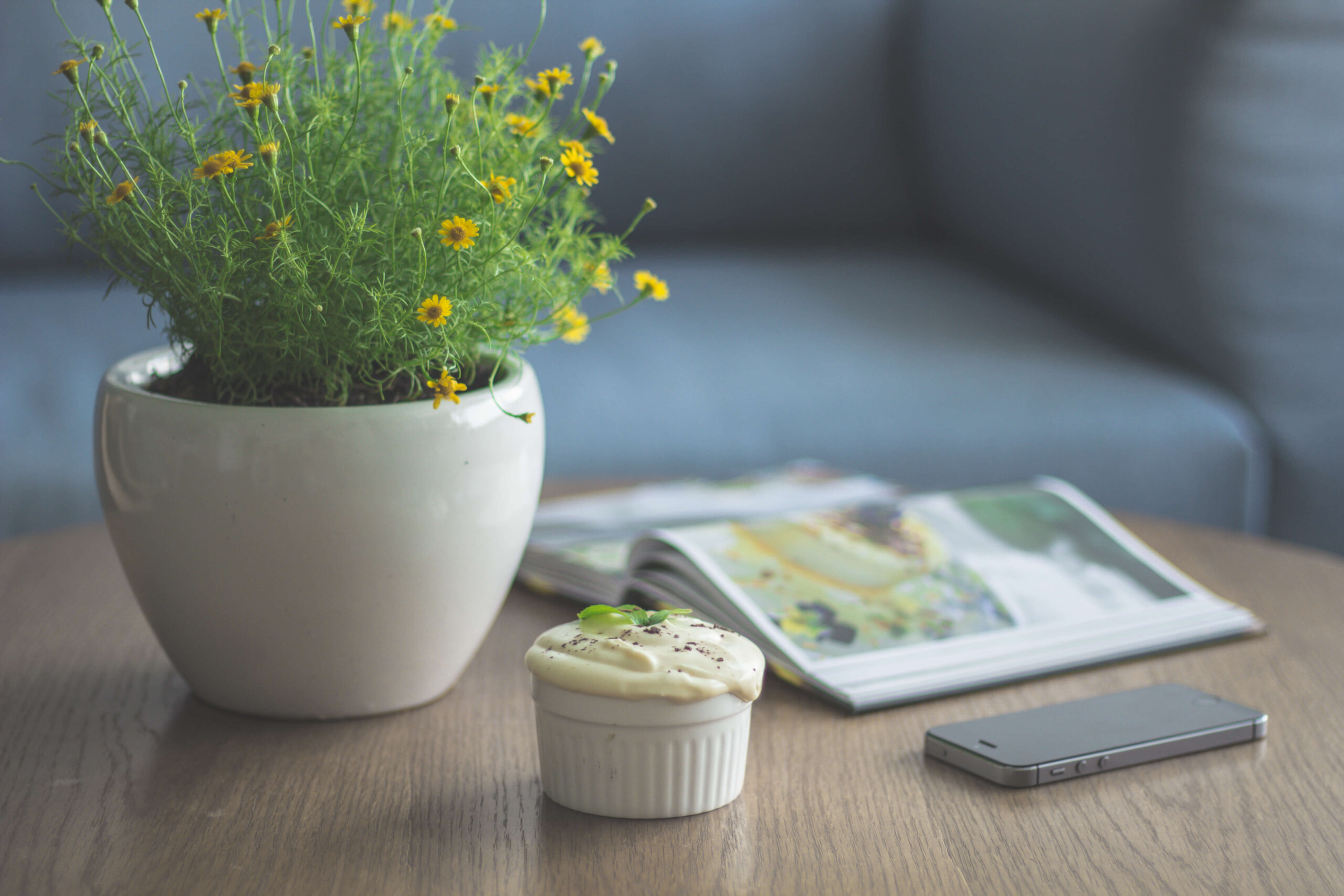 DIY: 10 Easy Flower Arrangements for Your Office Desk
